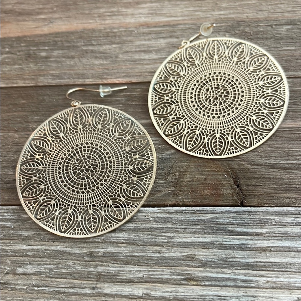 ❄️ Plunder Intricate Silver Mandala Earrings - Picture 6 of 10